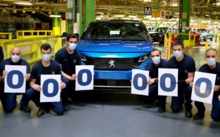 Εργαζόμενοι γύρω από το Peugeot 3008 Hybrid, το εκατομμυριοστό αυτοκίνητο που παράχθηκε στο εργοστάσιο Sochaux.