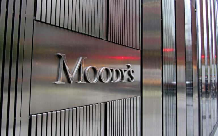 Σημαντική μείωση χρέους και δυναμική ανάπτυξη «βλέπει» η Moody’s