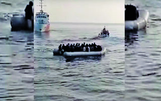 Το περιστατικό άρχισε να εκτυλίσσεται στις 8.15 το πρωί, όταν περιπολικό σκάφος του Λιμενικού εντόπισε με τη χρήση θερμικών καμερών και ραντάρ βάρκα με μετανάστες να κινείται εντός τουρκικών χωρικών υδάτων, με κατεύθυνση τη συνοριογραμμή Ελλάδας - Τουρκίας. (ΦΩΤΟ: ΛΙΜΕΝΙΚΟ)