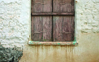 Κλειστό παράθυρο στην προσφυγική Καισαριανή, σε πάροδο της Μιχάλη Καραολή. (ΝΙΚΟΣ ΒΑΤΟΠΟΥΛΟΣ)