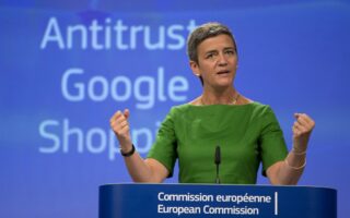 H αντιπρόεδρος της Ευρωπαϊκής Επιτροπής και αρμόδια επίτροπος Ανταγωνισμού Μαργκρέτε Βεστάγκερ το 2017 είχε επιβάλει το πρόστιμο στην Google, διότι χρησιμοποιούσε με τέτοιο τρόπο τη δική της υπηρεσία σύγκρισης τιμών ποικίλων προϊόντων, ώστε είχε αθέμιτο πλεονέκτημα ως προς μικρότερους Ευρωπαίους ανταγωνιστές. (A.P.)