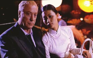 Ο Μάικλ Κέιν ως Τόμας Φάουλερ και η Ντο Θι Χάι Γιεν ως Φουόνγκ στην κινηματογραφική μεταφορά του «Ησυχου Αμερικανού», το 2002, από τον Φίλιπ Νόις.