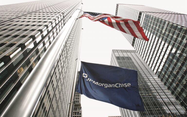 Σε τροχιά ανόδου οι ελληνικές τράπεζες εκτιμάει η JP Morgan