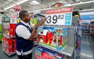 Η Walmart, η μεγαλύτερη στον κόσμο επιχείρηση λιανικών πωλήσεων, ανακοίνωσε ότι έχει ήδη ξεκινήσει τις εκπτώσεις της Black Friday.