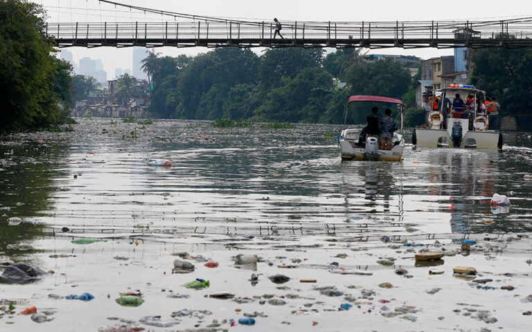 Κορωνοϊός: 26.000 τόνοι έξτρα πλαστικών αποβλήτων κατέληξαν στη θάλασσα