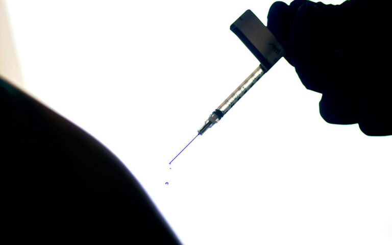 ΠΟΥ – ECDC: Τα εμβόλια κατά του κορωνοϊού έσωσαν 12.175 ζωές ανθρώπων άνω των 60 στην Ελλάδα