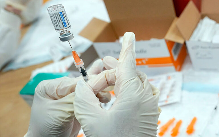 Κορωνοϊός: Αυξάνονται οι εμβολιασμοί, σε κλοιό οι ανεμβολίαστοι και τα Χριστούγεννα
