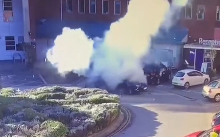 Λίβερπουλ: Η στιγμή της έκρηξης στο ταξί, έξω από το νοσοκομείο (βίντεο)