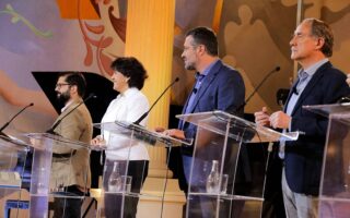 Ο Γκαμπριέλ Μπορίτς (πρώτος από αριστερά) συμμετείχε τη Δευτέρα σε δημόσιο ντιμπέιτ με τους ανθυποψηφίους του στο Πανεπιστήμιο της Χιλής (φωτ.: Twitter).