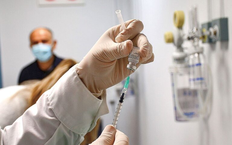Εμβολιασμός: Τριπλασιάστηκαν τα ραντεβού για 1η και 3η δόση