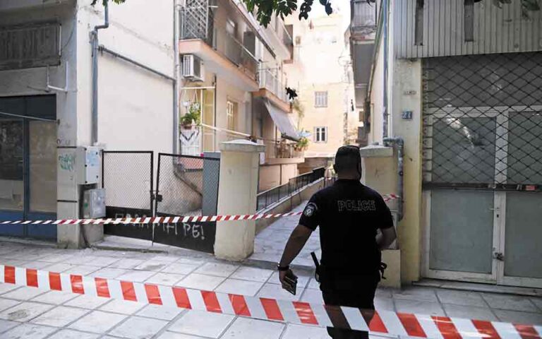 Γυναικοκτονία στη Θεσσαλονίκη: 49χρονος δολοφόνησε τη σύζυγό του και παραδόθηκε