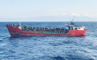 Το φορτηγό πλοίο με τους 375 μετανάστες που κατέπλευσε ξημερώματα της Κυριακής στην Κω συνοδεία σκαφών του Λιμενικού, ήταν παροπλισμένο από το 2017, σύμφωνα με πληροφορίες της «Κ».