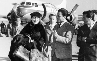 20.11.1955. Η Μαρία Κάλλας περιστοιχισμένη από δημοσιογράφους φτάνει στο Μιλάνο. Βρίσκεται στην καλύτερη εποχή της καριέρας της με παγκόσμια αναγνώριση και τα φώτα της δημοσιότητας επάνω της. Φωτ. AP