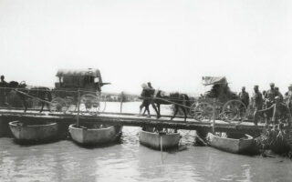 Μία από τις γέφυρες που στήθηκαν στον Σαγγάριο ποταμό από την ελληνική στρατιά. Τα δοκάρια για την κατασκευή της μεταφέρθηκαν από τη Σμύρνη, δηλαδή από απόσταση 500 χιλιομέτρων, η οποία στο μεγαλύτερο τμήμα διανύθηκε πεζή υπό αφόρητες συνθήκες. Η φωτογραφία είναι του Eλβετού φιλέλληνα φιλότεχνου και φιλέρευνου περιηγητή Henri-Paul Boissonnas από το ιστορικό λεύκωμα «Μικρά Ασία 1921» – εκδοτική συνεργασία του Ιδρύματος Μείζονος Ελληνισμού και του Μουσείου Μπενάκη. Εσκί Σεχίρ, 5 Αυγούστου 1921, γράμμα του Boissonnas στον πατέρα του: «Η ζωή κυλάει πολύ ήρεμα εδώ αλλά σε καταλαβαίνω που παίρνεις μαζί σου στα ταξίδια τον Philippe, γιατί η μαγειρική δεν είναι το φόρτε των περιοχών αυτών. Τα υπερβολικά λάδια και τα λιωμένα λίπη με κάνουν να ανησυχώ για την υγεία του συνταγματάρχη. Προσπαθώ να θεραπεύσω αυτή την ανεπάρκεια στη διατροφή με γιαούρτι αλλά είναι δύσκολο να το προμηθευτούμε αυτές τις μέρες. Τα στρατεύματα εκκενώνουν την πόλη για να καταδιώξουν τους κεμαλιστές [...] Σκέφτομαι συχνά τη Lilette βλέποντας εδώ τις χανούμισσες τυλιγμένες στα σάλια τους, σε όλη τη χρωματική κλίμακα του κίτρινου και κυρίως του κόκκινου. Τρυφερά, Henri».