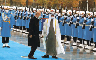 Ο Ερντογάν υποδέχθηκε στην Αγκυρα τον πρίγκιπα διάδοχο του θρόνου των Ηνωμένων Αραβικών Εμιράτων, σεΐχη Μοχάμεντ μπιν Ζαγέντ αλ Ναχιάν, καθώς ψάχνει οικονομικά «σωσίβια» για τη χώρα του, που γνωρίζει μεγάλη οικονομική κρίση. (A.P.)