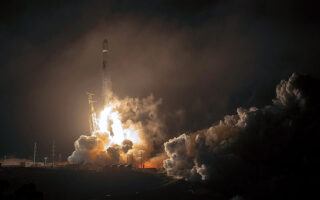 O πύραυλος Falcon 9 εκτοξεύθηκε χθες από την αεροπορική βάση Βάντερμπεργκ στην Καλιφόρνια, μεταφέροντας το διαστημόπλοιο DART στην αποστολή «αυτοκτονίας» του. Πρόκειται για την πρώτη αποστολή με στόχο τη μεταβολή της τροχιάς αστεροειδούς για την προστασία της Γης, παρότι ο συγκεκριμένος αστεροειδής δεν απειλεί τον πλανήτη μας (φωτ. Bill Ingalls / NASA via A.P.). 