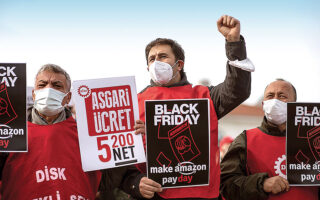 Αγανακτισμένοι Τούρκοι πολίτες, που βλέπουν να μειώνεται δραματικά η αγοραστική τους δύναμη, προχώρησαν σε συγκεντρώσεις διαμαρτυρίας με αντικυβερνητικά πανό, δίπλα στο «Black Friday». (EPA / ERDEM SAHIN)