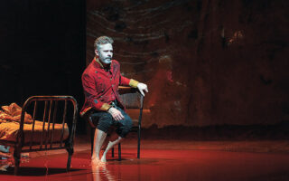 Ο Χρήστος Λούλης σε σκηνή από το έργο «Σκιές στον Αδη» του Αλέξανδρου Μούζα, που παρουσιάζεται σήμερα (8.30 μ.μ.) και αύριο (7.30 μ.μ.) στο ΚΠΙΣΝ.