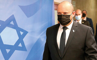 Ο πρωθυπουργός Ναφτάλι Μπένετ σύστησε στους Ισραηλινούς να αποφεύγουν στο άμεσο μέλλον τα
ταξίδια γενικότερα στο εξωτερικό (φωτ. AP).
