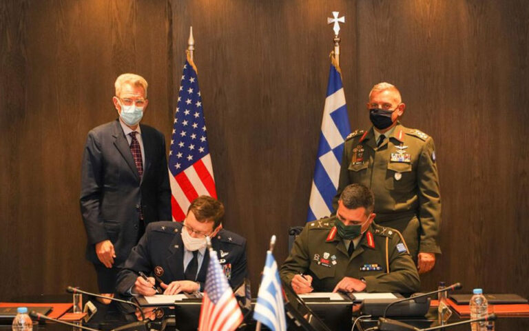 Κ. Φλώρος: Η στρατιωτική συνεργασία με ΗΠΑ αναβαθμίζεται συνεχώς – Υπεγράφη η εφαρμοστική διευθέτηση της MDCA