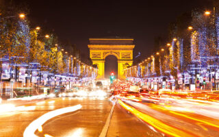 Στη γιορτινή εκδοχή της, η λεωφόρος Champs-Élysées μοιάζει με ένα δάσος από φωτάκια. © Getty Images/Ideal Image