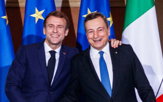 H χειραψία του Γάλλου προέδρου Μακρόν και του Ιταλού πρωθυπουργού Ντράγκι επισφράγισε την υπογραφή της συνθήκης του Κυρηναλίου, που αφορά τη διεύρυνση συνεργασίας Ιταλίας και Γαλλίας. (EPA/ROBERTO MONALDO / POOL)