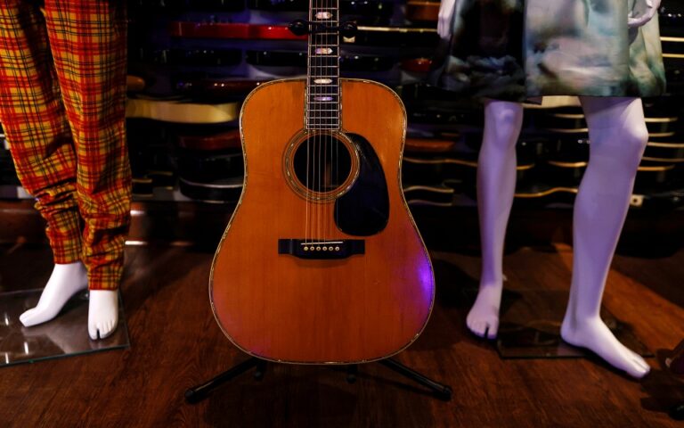 Νέα Υόρκη: Κιθάρα του Eric Clapton πωλήθηκε έναντι 625.000 δολαρίων
