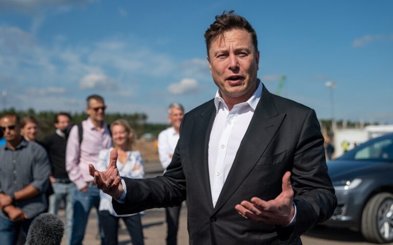 Tesla: «Δημοσκόπηση» για πώληση μετοχών από τον Ελον Μασκ