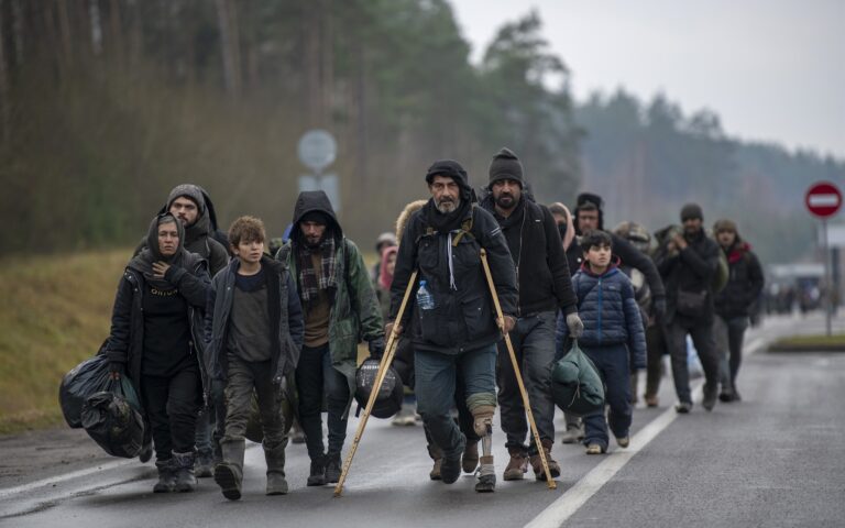 Σύνορα Λευκορωσίας – Πολωνίας: Τα τηλεφωνήματα που απομάκρυναν τους πρόσφυγες