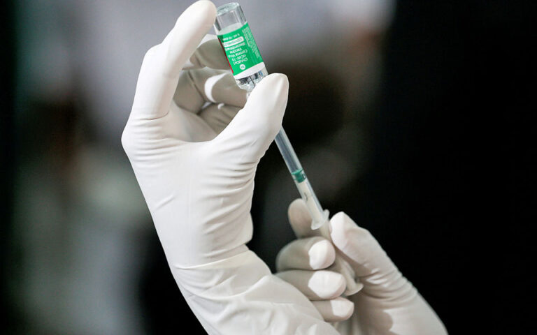 Κορωνοϊός – AstraZeneca: Εξετάζει αν η Όμικρον είναι ανθεκτική στο εμβόλιο και το κοκτέιλ αντισωμάτων της