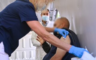 Εκπρόσωπος της Ενωσης Ασθενών Ελλάδος επισημαίνει ότι «πολλοί από εμάς ακόμα και όταν εμβολιασθούν δεν θα αποκτήσουν ανοσία, καθώς είναι ανοσοκατεσταλμένοι, ή για άλλους ιατρικούς λόγους». (INTIME NEWS)