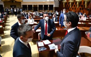 Ο Ζόραν Ζάεφ στηρίζεται σε 59 βουλευτές του κόμματός του κι εκείνου του Αλι Αχμέτι, αλλά του χρειάζονται τουλάχιστον δύο για να συγκροτήσει πλειοψηφία, γι’ αυτό πολιορκεί στενά το αλβανικό κόμμα «Εναλλακτική». (A.P. PHOTO)