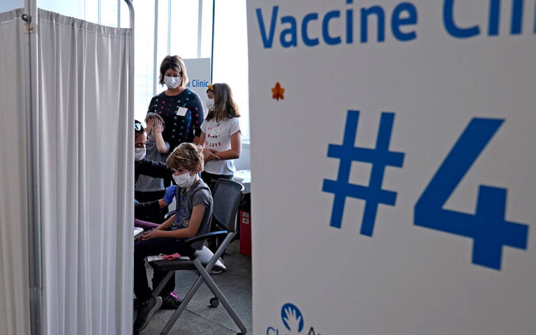 Κορωνοϊός – NYT: Πώς τα εμβολιασμένα παιδιά γίνονται «ασπίδα» για τις οικογένειες
