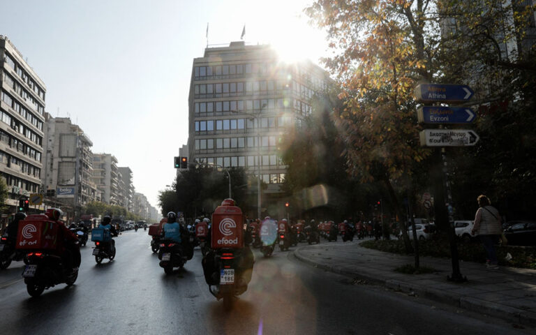 Θεσσαλονίκη: «Έτρεχε με 140 χιλιόμετρα/ώρα» – Πληθαίνουν οι μαρτυρίες για το τραγικό τροχαίο με τον διανομέα