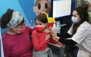 Στο Ισραήλ, ο εμβολιασμός παιδιών 5 έως 11 ετών άρχισε ώστε να σπάσει η αλυσίδα μετάδοσης, καθώς το 43% των νέων κρουσμάτων στη χώρα την τελευταία εβδομάδα αφορούσε παιδιά αυτής της ηλικίας, ενώ η αύξηση των λοιμώξεων εγείρει ανησυχία για πέμπτο κύμα. (EPA/ABIR SULTAN)