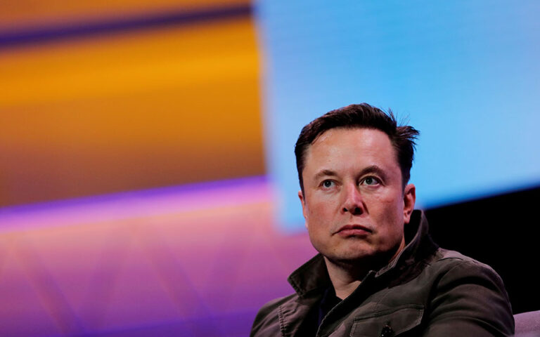 Έλον Μασκ: «Ναι» στην πώληση του 10% των μετοχών του στην Tesla λέει το Twitter