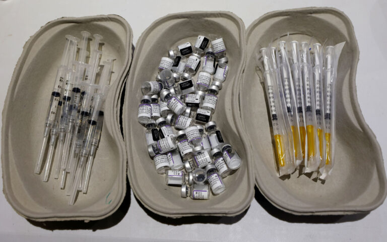 Τρίτη δόση εμβολίου: Τι ισχύει για τους νοσήσαντες από κορωνοϊό
