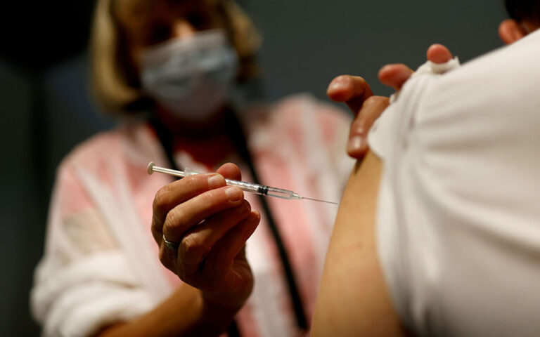 Εμβολιασμός: Ανοίγει σήμερα η πλατφόρμα για την τρίτη δόση στους άνω των 18 ετών
