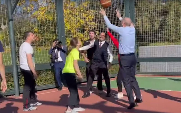 Ερντογάν: Παίζει μπάσκετ για να διαψεύσει τις φήμες για την υγεία του (βίντεο)