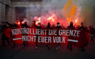 Επικεφαλής της «αντίστασης» στην Αυστρία το ακροδεξιό FPO. Το προηγούμενο Σάββατο, 40.000 Αυστριακοί διαδήλωσαν στη Βιέννη κατά των μέτρων της κυβέρνησης, με σλόγκαν: «Ελέγξτε τα σύνορα, όχι τους πολίτες σας». (AP Photo/Florian Schroetter)