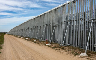 Στα χερσαία σύνορα έχει κατασκευαστεί από το 2011 ο φράχτης των 12,5 χιλιομέτρων, ενώ πρόσφατα ολοκληρώθηκε ο νέος φράχτης μήκους 27,5 χιλιομέτρων στην περιοχή των Φερών. (INTIME NEWS)