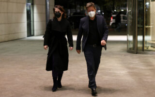 Ο Ρόμπερτ Χάμπεκ και η Αναλένα Μπέρμποκ φτάνουν στα γραφεία του SPD. Φωτ. Reuters