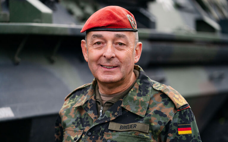 Γερμανία: Ένας στρατηγός στη μάχη κατά της πανδημίας