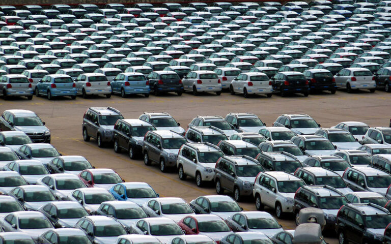 Οι ελλείψεις ημιαγωγών γονατίζουν την αγορά αυτοκινήτου της Ευρώπης