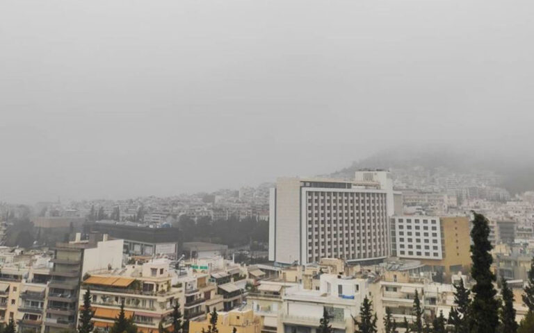 H Αθήνα «ξύπνησε» κάτω από πέπλο ομίχλης (φωτογραφίες – βίντεο)