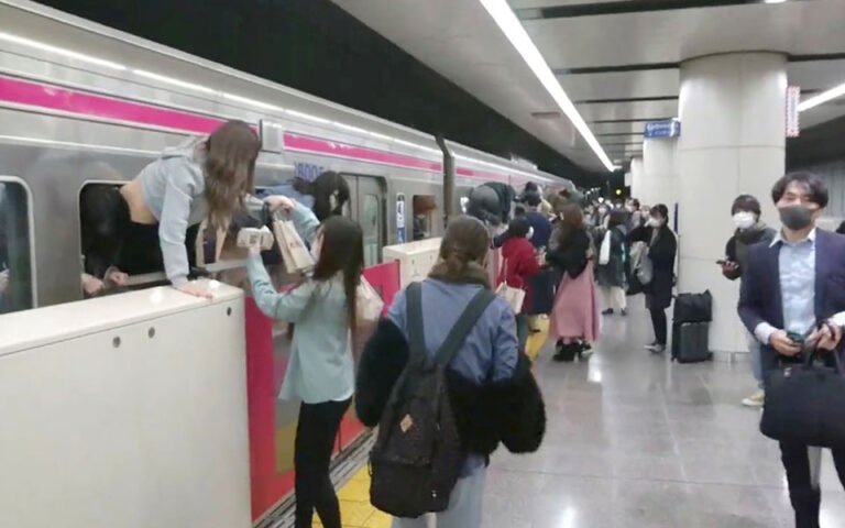 Ιαπωνία: Ο δράστης της επίθεσης στο τρένο θαύμαζε τον «Τζόκερ» (βίντεο)