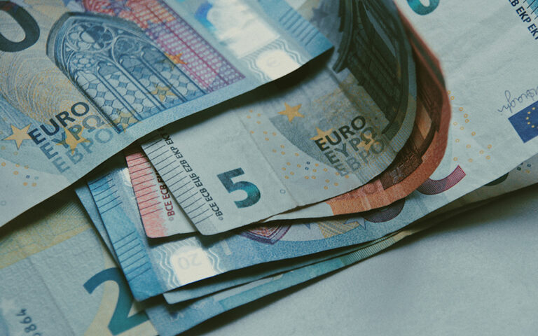 Εκπτωση φόρου έως 2.200 ευρώ για e-αποδείξεις από 18 κλάδους