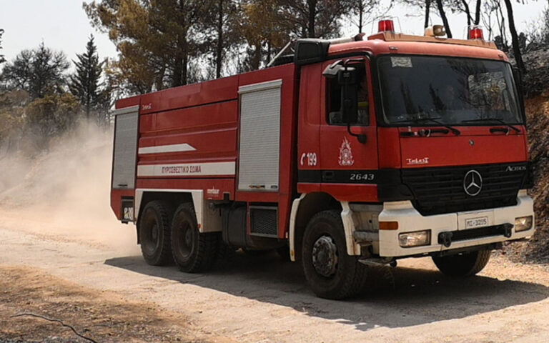 Άρτα: Πυροσβεστικό όχημα έπεσε σε χαράδρα – Στο νοσοκομείο δύο πυροσβέστες