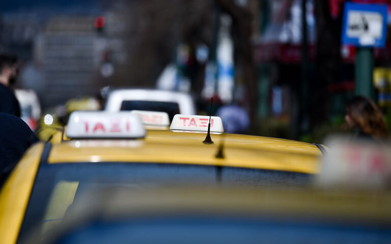 Ταξί: Κατεβάζουν το «ελεύθερο» στην ηλεκτροκίνηση