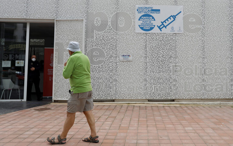 Κορωνοϊός – Ισπανία: Εμβολιαστικό κέντρο ειδικά για τουρίστες, καθώς τα κρούσματα αυξάνονται